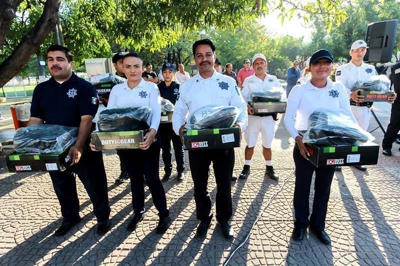 Entrega alcalde ascensos a elementos de Seguridad y Vialidad
