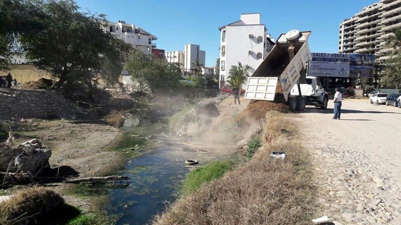 Desazolvan canales y arroyos del municipio Desazolvan canales y arroyos del municipio