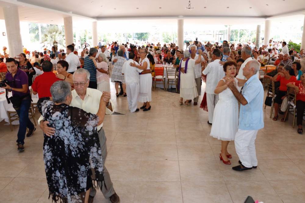 Con el baile de la ‘Cana al Aire’, celebra DIF a los adultos mayores