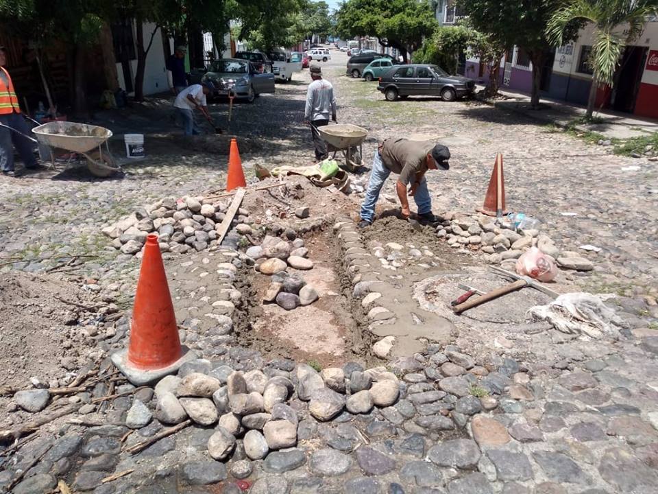 Mantiene Ayuntamiento rehabilitación y bacheo de calles
