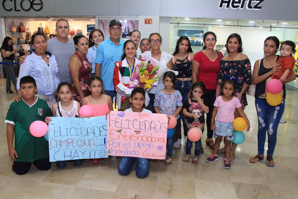 Grandes muestras de cariño a su arribo al aeropuerto internacional a la campeona mundial “Chayito” Pelayo Grandes muestras de cariño a su arribo al aeropuerto internacional a la campeona mundial “Chayito” Pelayo
