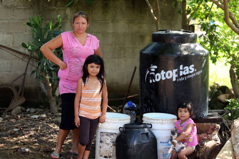 Pipas suministran 5 millones de litros de agua potable al mes 1 litros de agua potable