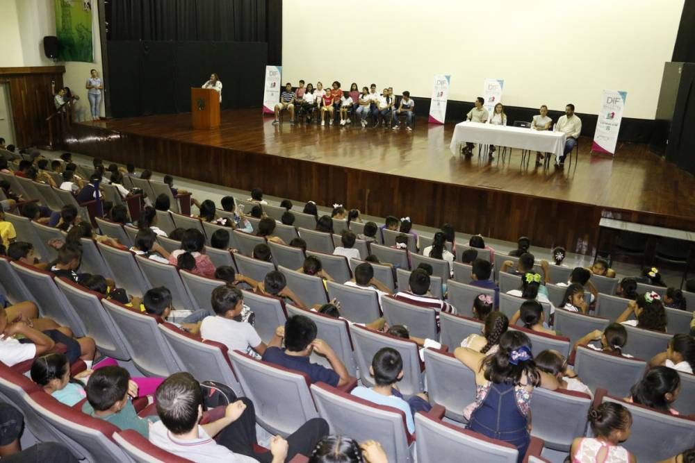 Se otorga apoyos escolares a niños y jóvenes del Puerto Vallarta Se otorga apoyos escolares a niños y jóvenes del Puerto Vallarta