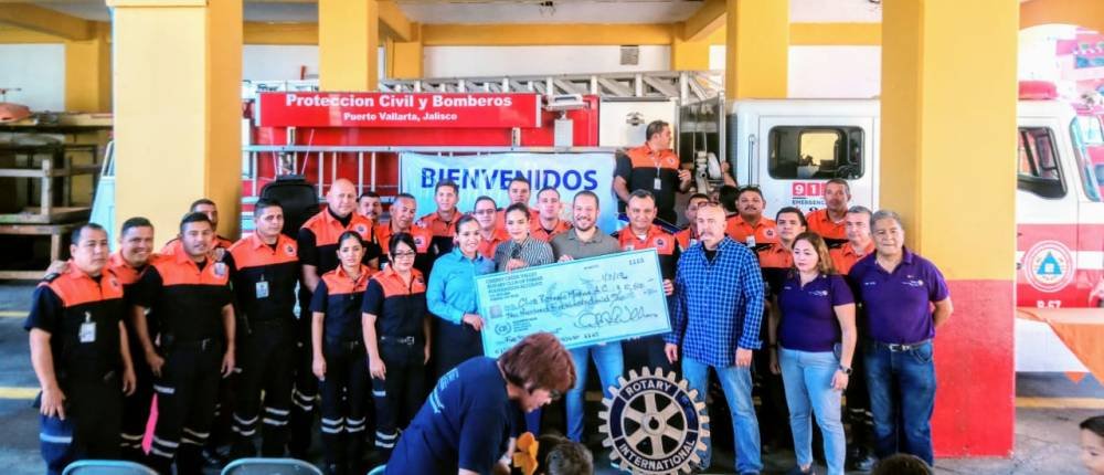 Rotarios entregan donativo a Protección Civil y Bomberos