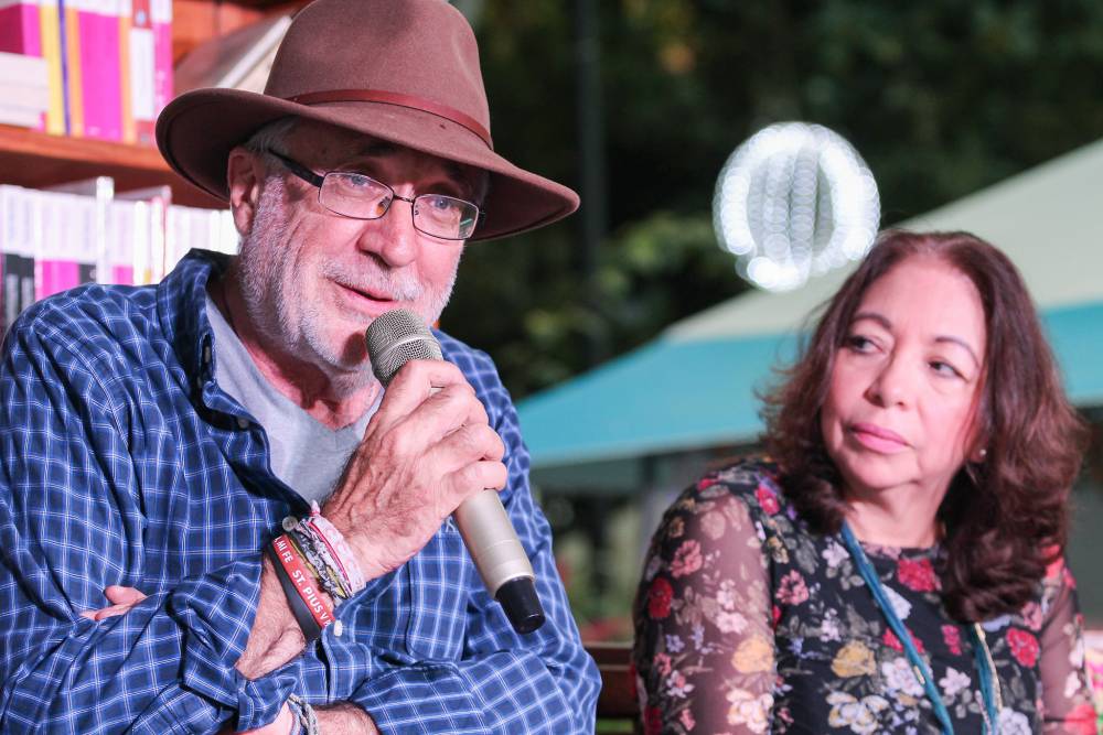 Vallartenses disfrutan una agradable velada con el poeta mexicano Vallartenses disfrutan una agradable velada con el poeta mexicano