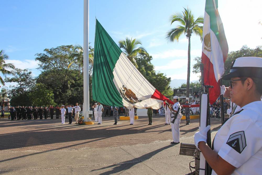 En la explanada de la unidad deportiva conmemoran autoridades el Día de la Bandera