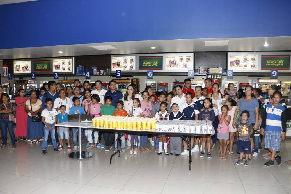 Disfrutan familias vallartenses de una función de cine gratis