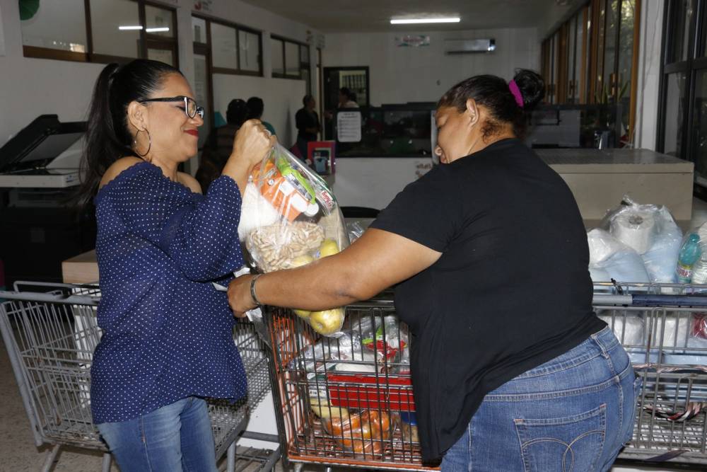 Entrega Trabajo Social de DIF apoyo a familias vulnerables.