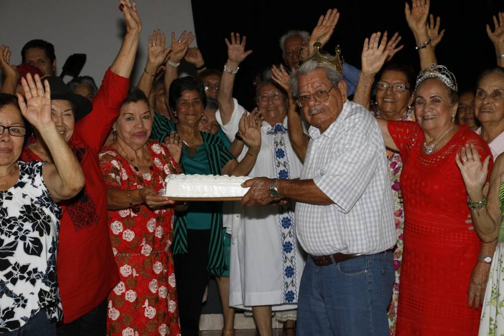 Coronan al primer rey de los adultos mayores del DIF