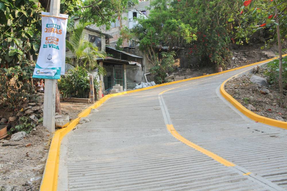 Pavimentan la calle Brisa en la colonia Bugambilias