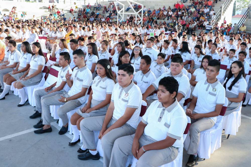 Apadrina Arturo Dávalos a egresados de la Secundaria Técnica 56 de Ixtapa