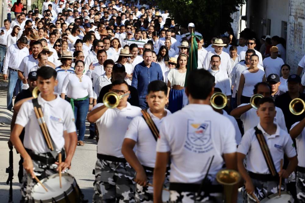 Participaron más de 2 mil personas en el desfile de la Revolución Mexicana en Valle de Banderas.