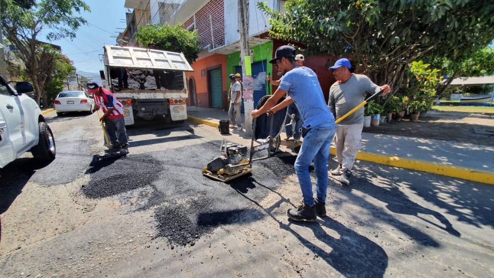 Aprovechan poco movimiento vial para reparar las calles de Puerto Vallarta