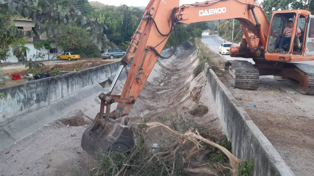 Avanzan desazolve y trabajos de limpieza en arroyos y canales