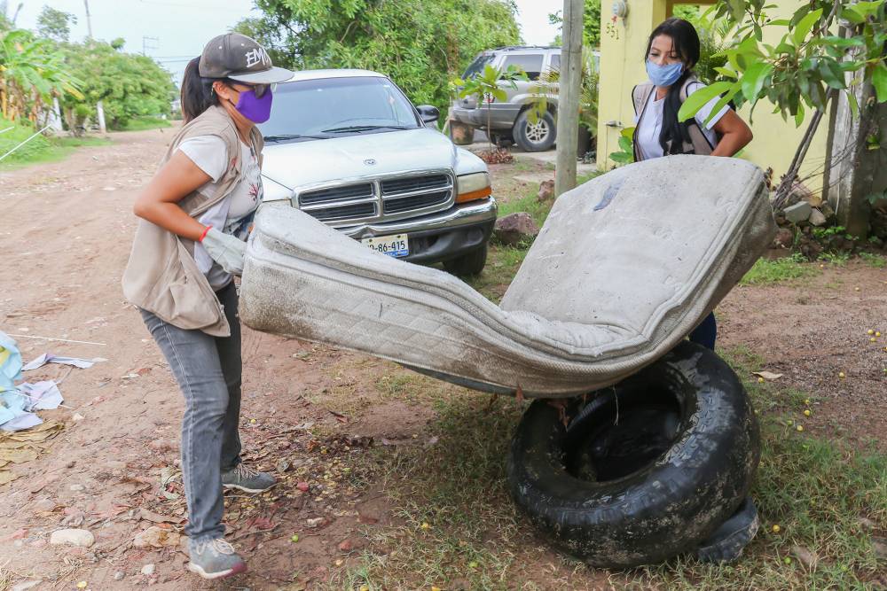Campaña de descacharrización a Lomas de San Nicolás
