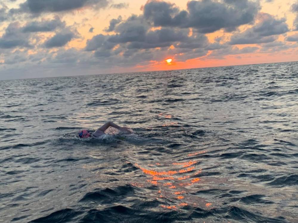 La nadadora María Hawley Dávila cruza el mar de Bahía de Banderas: nuevo récord
