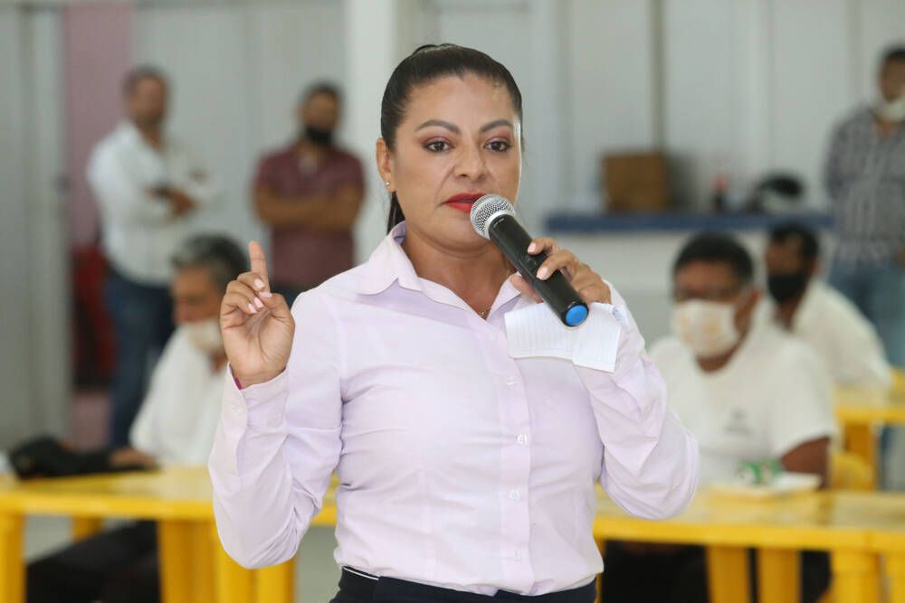 Lupita Guerrero con los taxistas