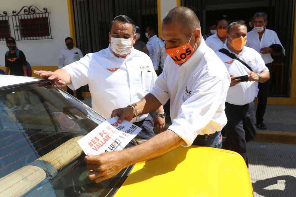 Lupita Guerrero con los taxistas