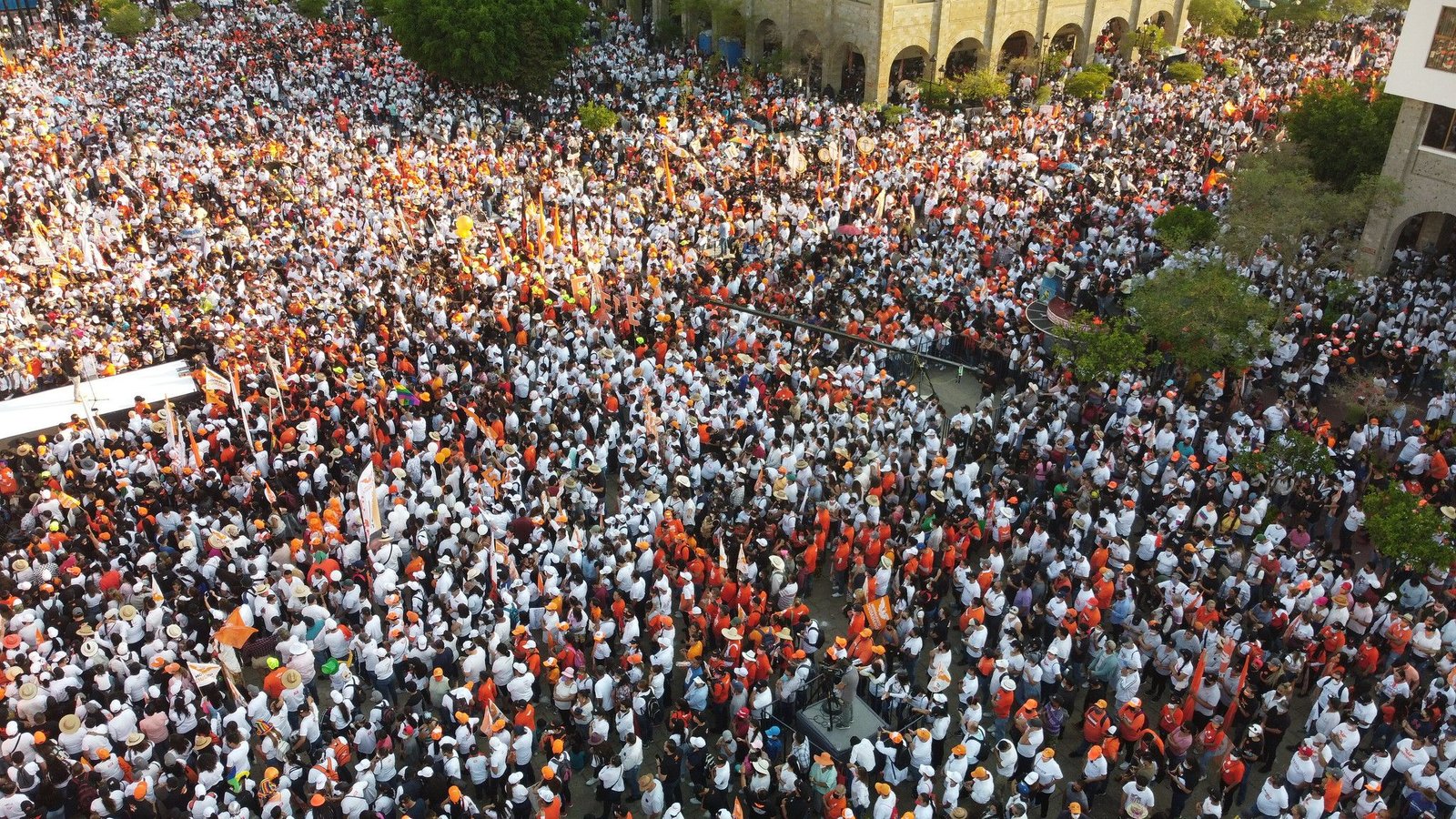 Lupita Guerrero oradora en la ‘Caminata por la Defensa de Jalisco’