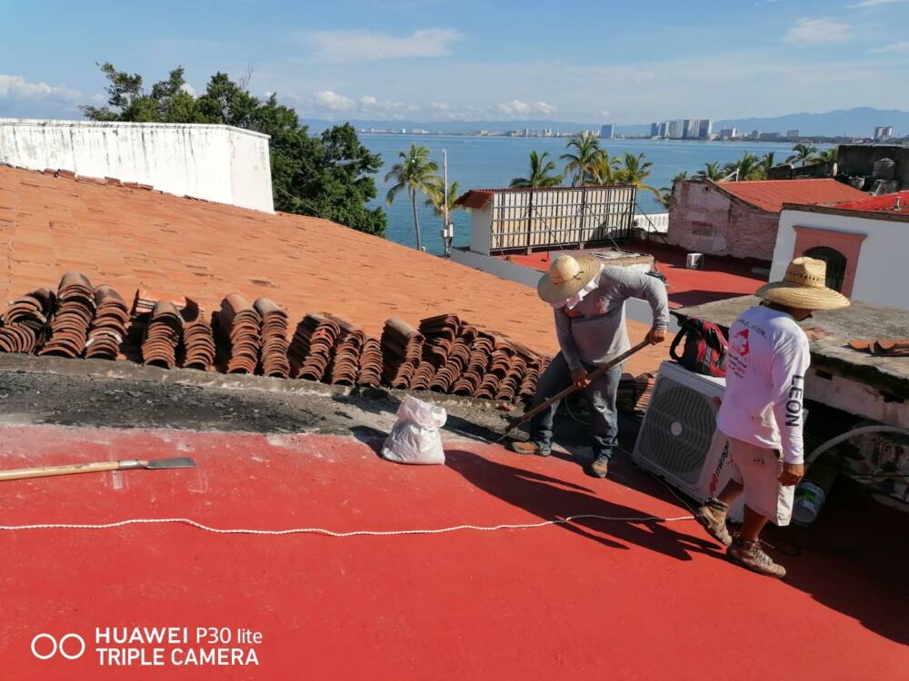 Intensa labor de mantenimiento en edificios públicos en Puerto Vallarta