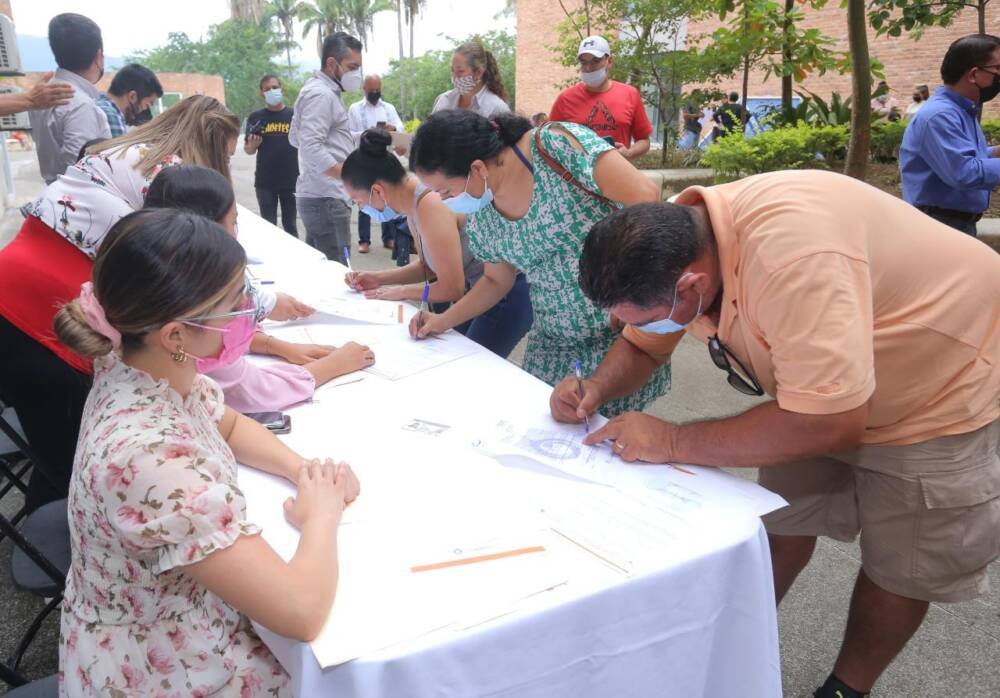 Entregan títulos de propiedad de la colonia Rancho Nácar