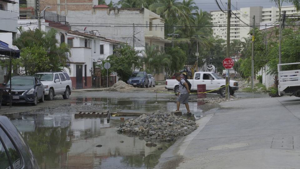 En reparación el problema de aguas negras en la colonia Versalles