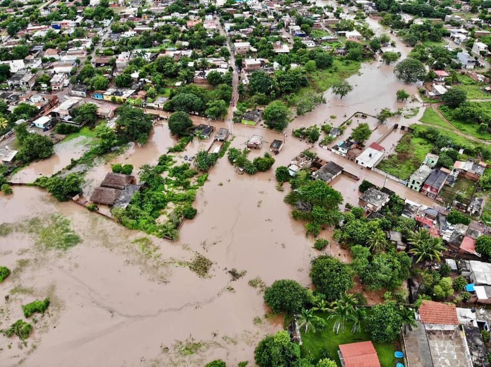Paso de Pamela provoca desbordamiento del río Acaponeta Paso de Pamela provoca desbordamiento del río Acaponeta
