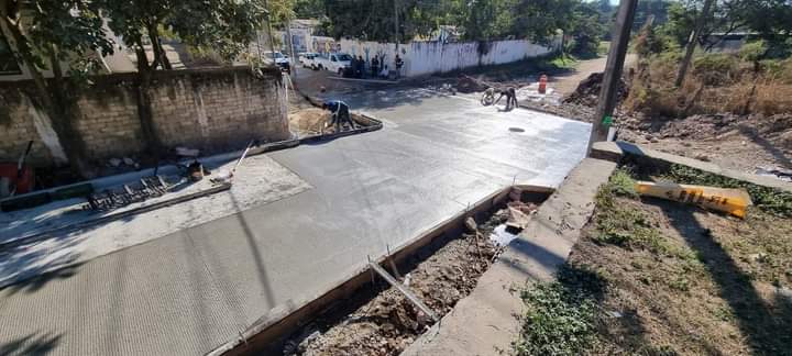 Continúa arreglo y mantenimiento de vialidades en la ciudad