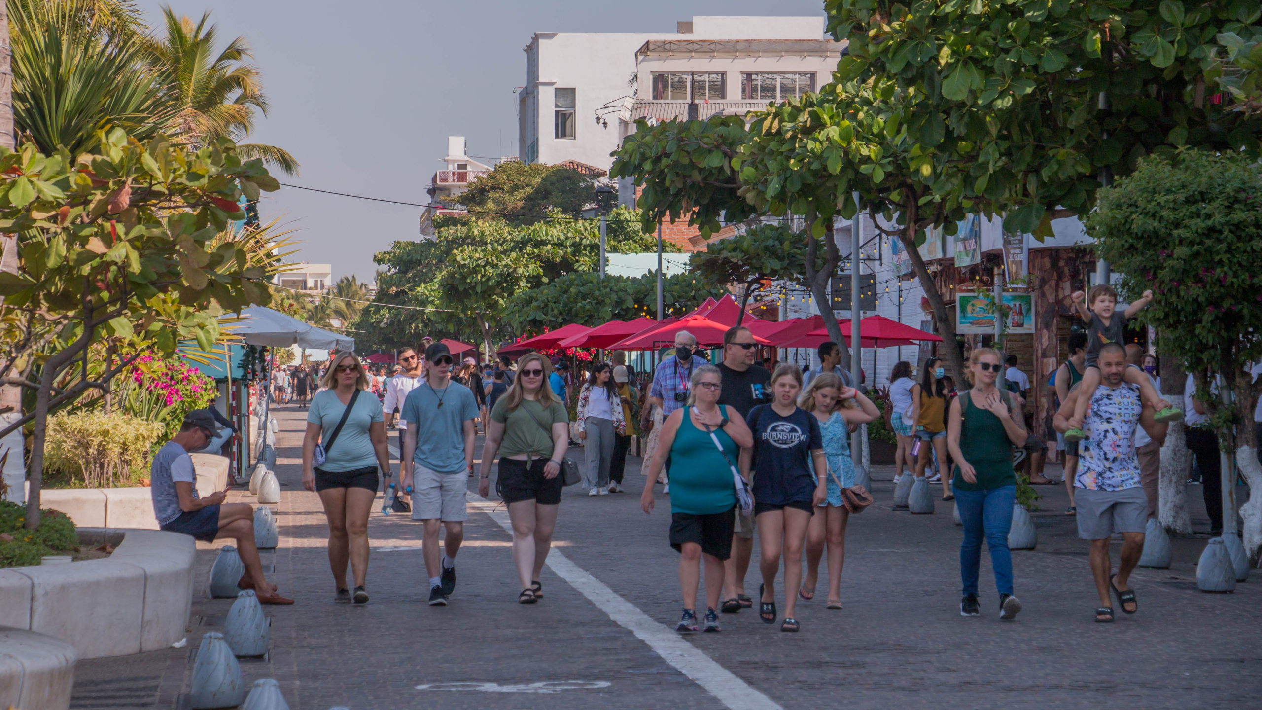 No hay equidad de impuestos entre el ambulante y los comercios establecido en el malecón No hay equidad de impuestos entre el ambulante y los comercios establecido en el malecón