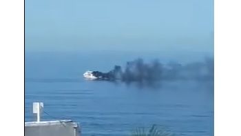 Embarcación contamina con humo negro y provoca alarma