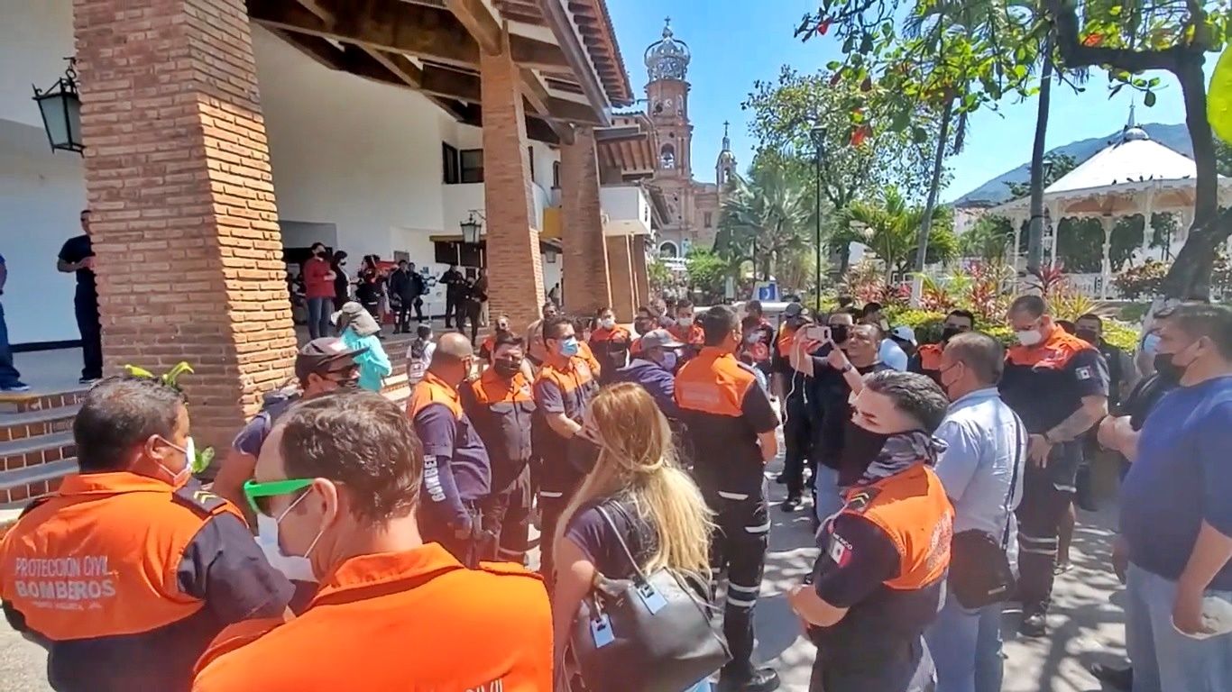 Protección Civil y Bomberos se manifiestan para exigir pago del bono