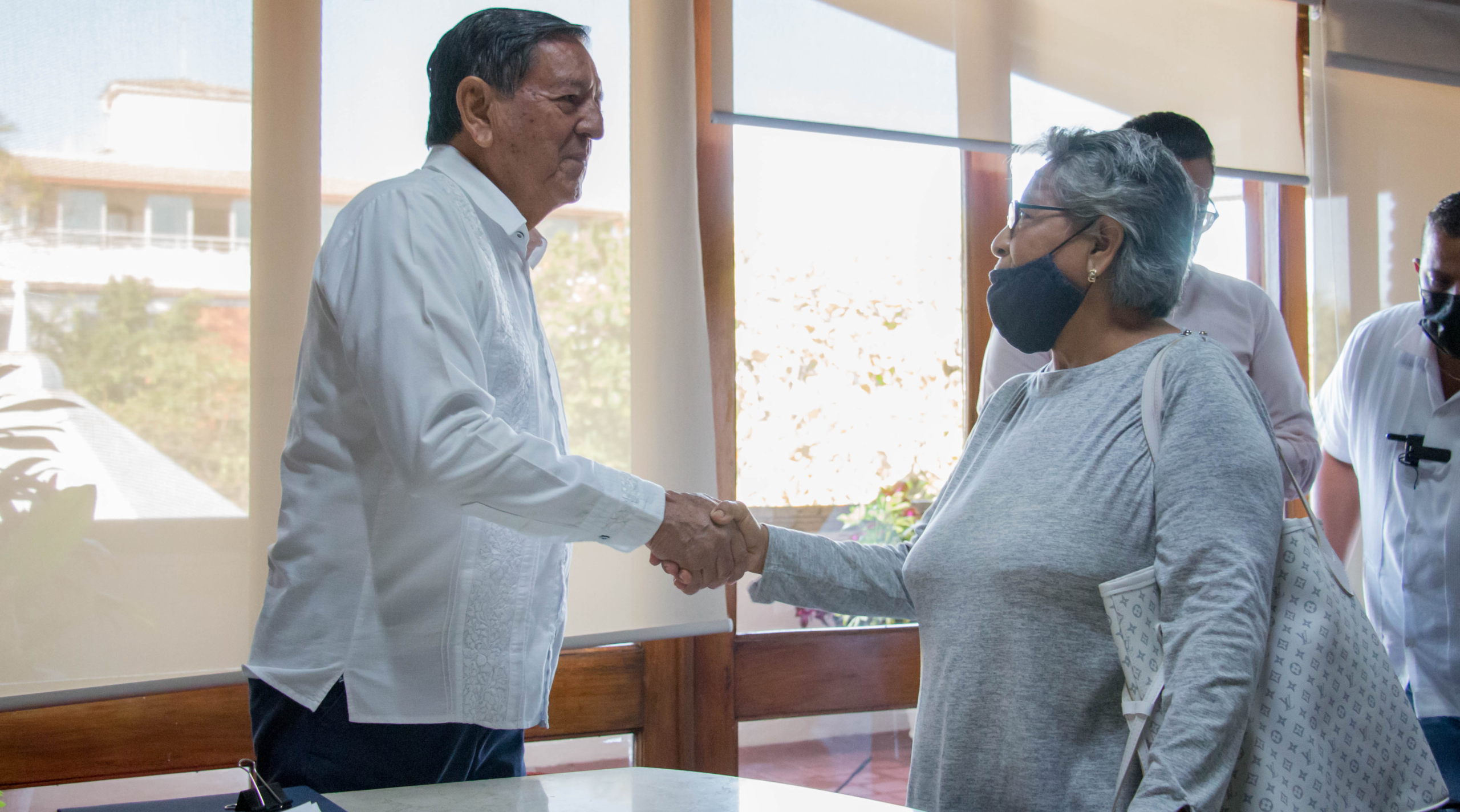 El Profe Michel escucha y atiende a los vallartenses 6 Profe Michel