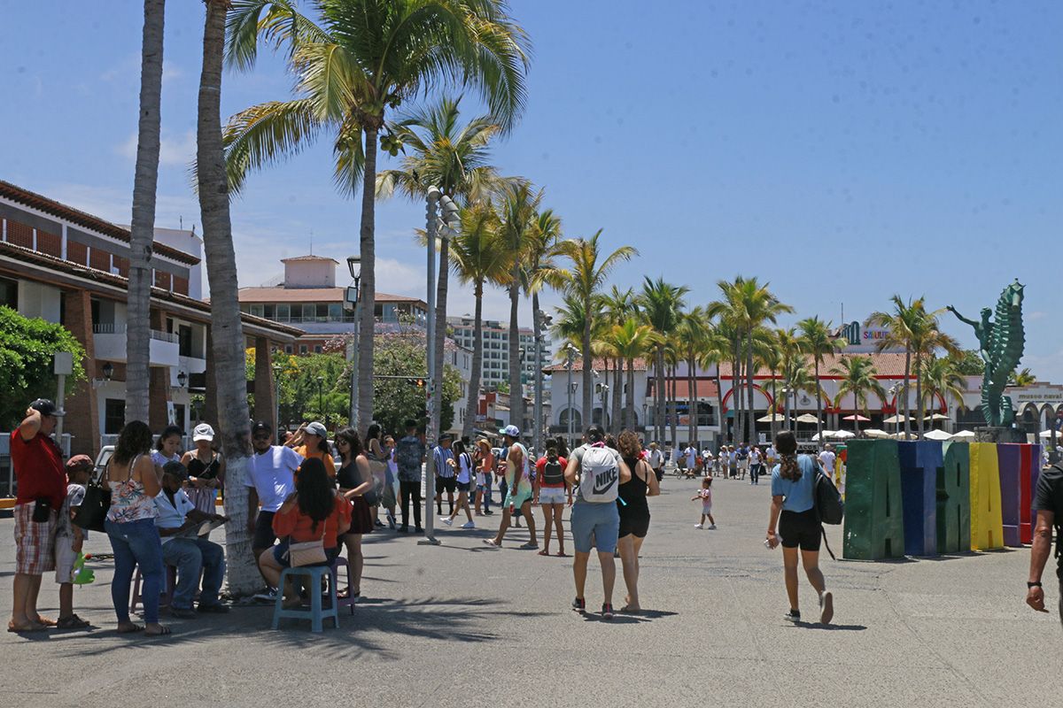 Aumentan ventas de los vendedores del malecón durante vacaciones Aumentan ventas de los vendedores del malecón durante vacaciones
