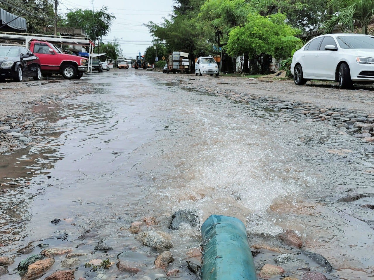 Canalización de agua pluvial al drenaje ocasiona daños a tuberías