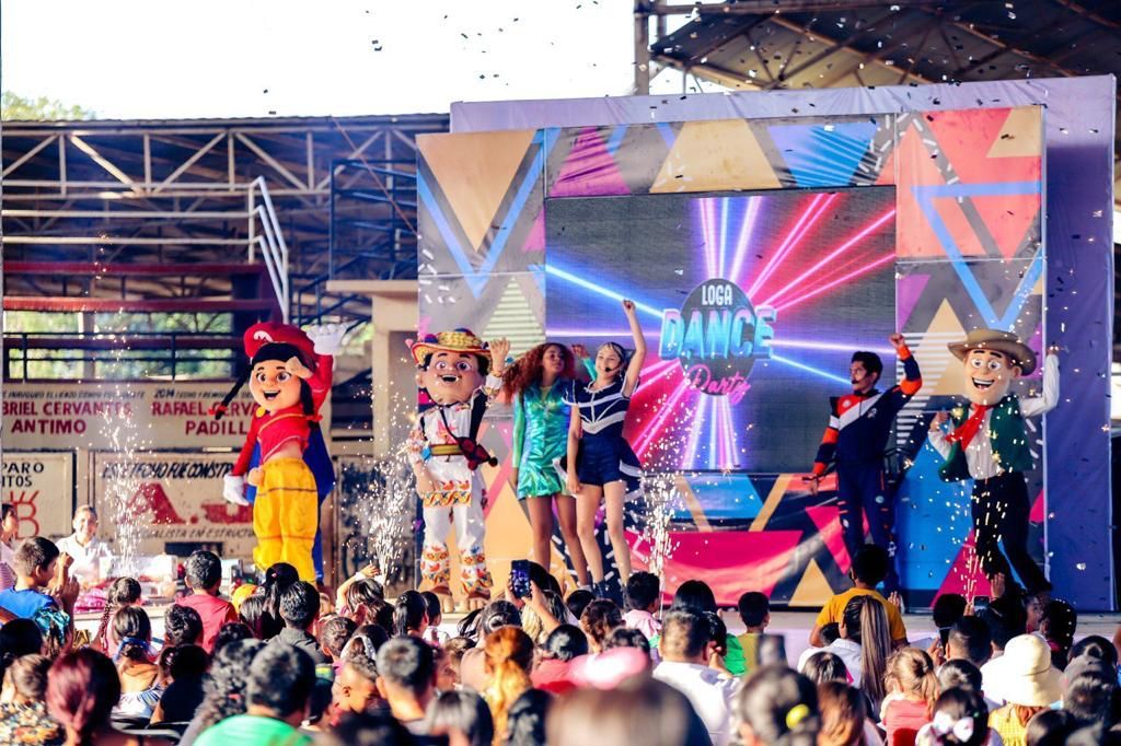 Con alegre espectáculo celebra Mirtha Villalvazo a niñas y niños