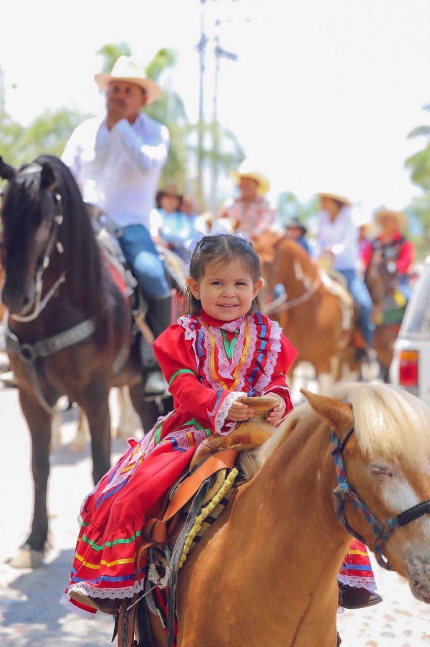 Participa Mirtha Villalvazo en cabalgata por las Fiestas de La Cruz de Huanacaxtle 6 cabalgata
