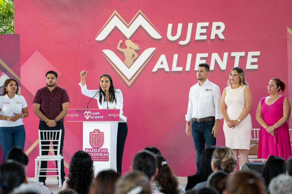 Presentan ante más de mil mujeres el programa Mujer Valiente