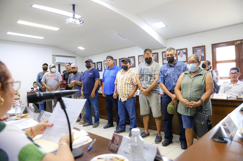 Reconoce cabildo a 10 trabajadores por su trayectoria y entrega