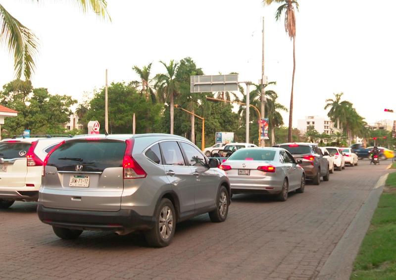 Piden automovilistas sincronización de semáforos