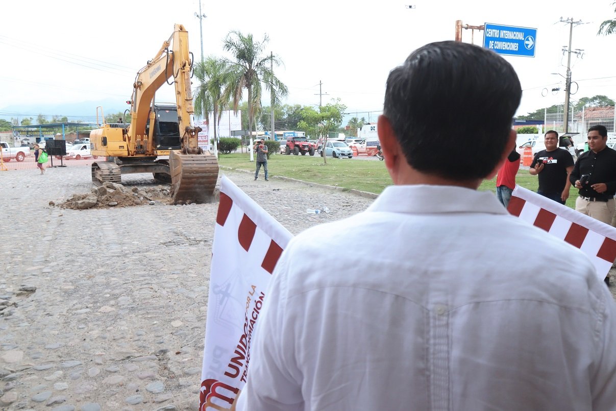 Profe Michel dio banderazo a rehabilitación de la Av. Las Palmas