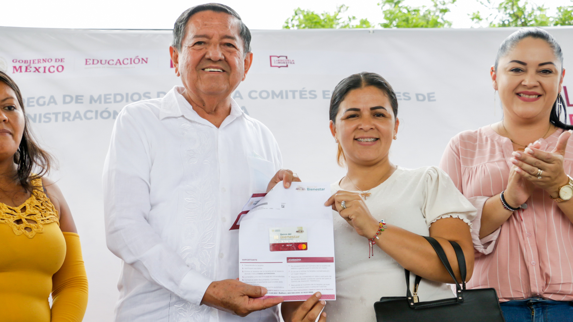 Celebra el Profe Michel los apoyos del programa ‘La Escuela es Nuestra’