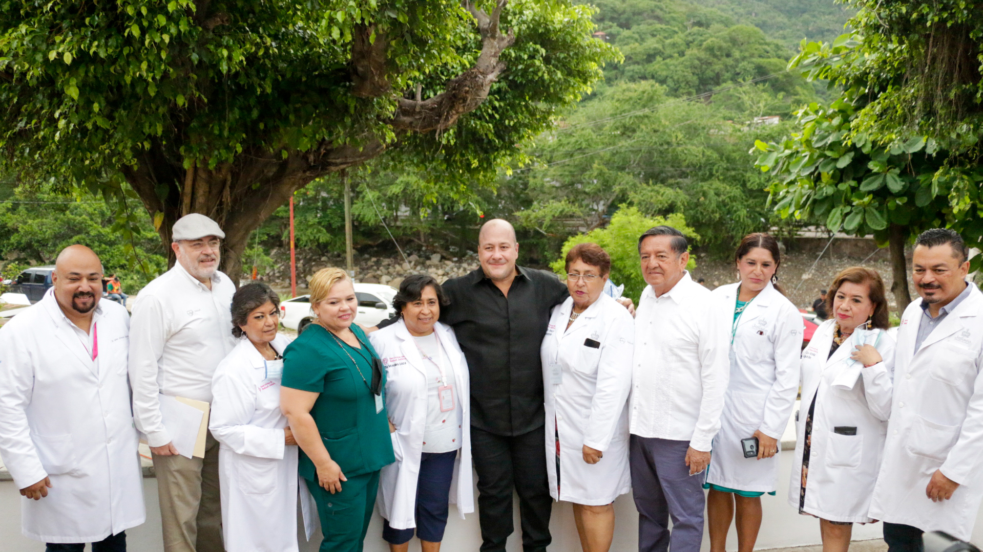 Acompaña Profe Michel la entrega de obras para Puerto Vallarta