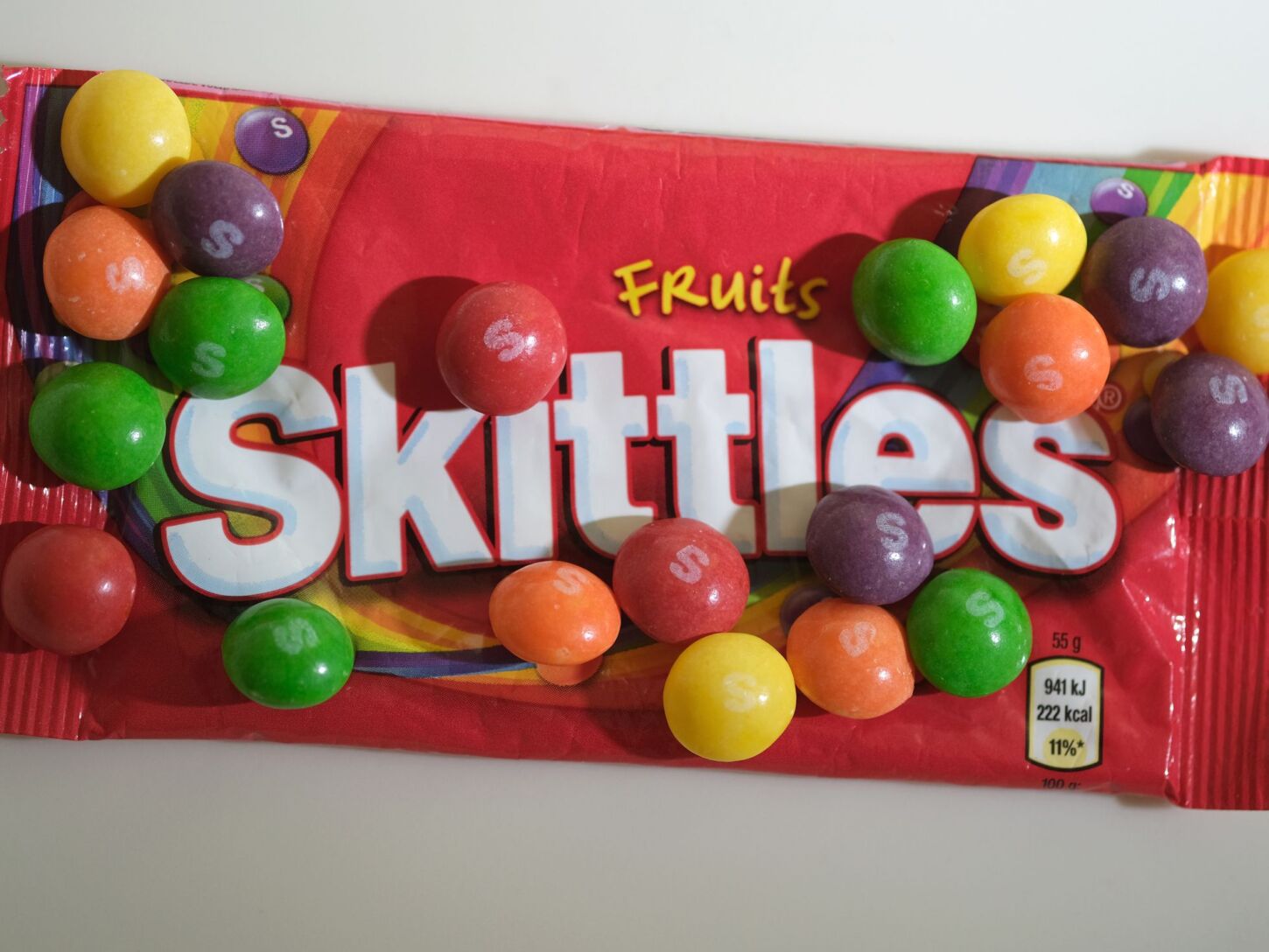 Demandan al fabricante de Skittles: los caramelos contienen un colorante venenos Demandan al fabricante de Skittles: los caramelos contienen un colorante venenos