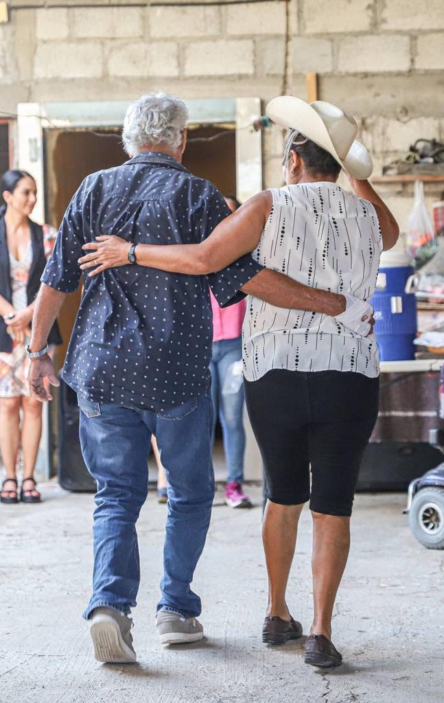 Mirtha Villalvazo respalda a los adultos mayores de San Juan de Abajo 5 adultos mayores