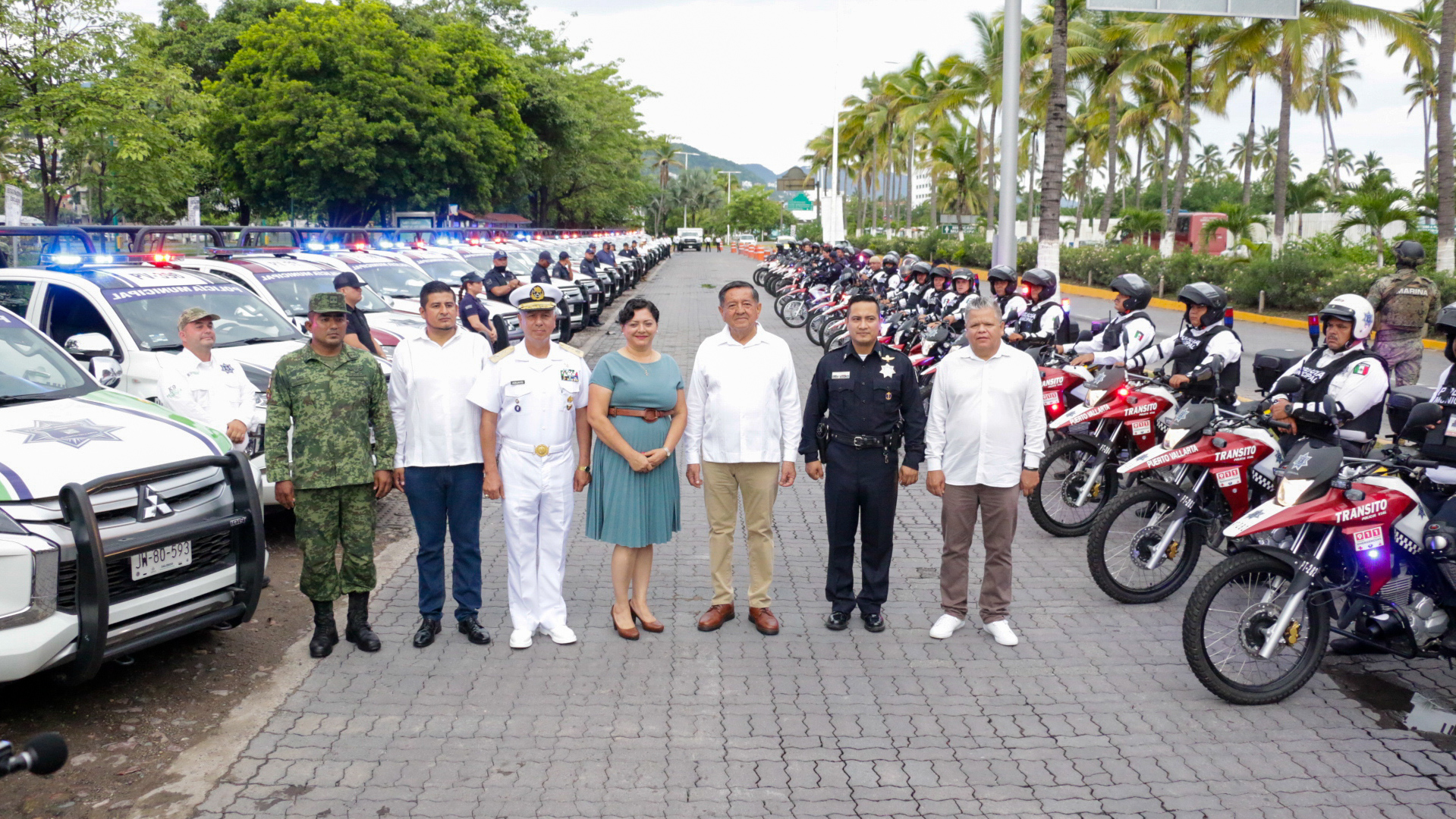 Profe Michel entrega nuevas patrullas y motopatrullas