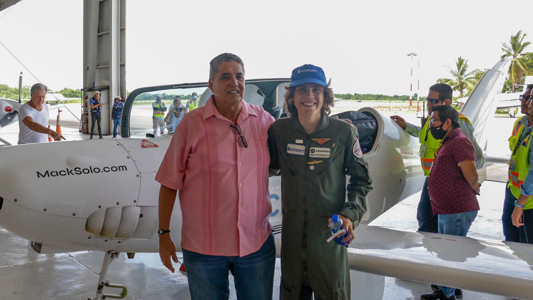 Aterrizó en PV joven piloto que le da la vuelta al mundo Aterrizó en PV joven piloto que le da la vuelta al mundo
