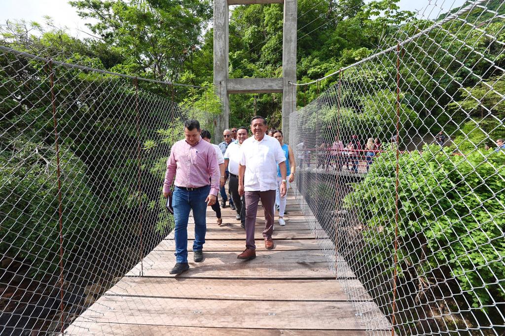 Vecinos agradecen al Profe Michel las obras de calidad Vecinos agradecen al Profe Michel las obras de calidad