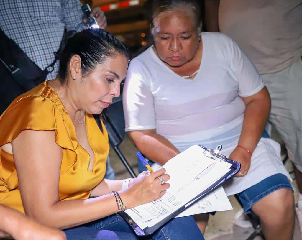 Mirtha Villalvazo trabaja de la mano con vecinos de Mezcales Mirtha Villalvazo trabaja de la mano con vecinos de Mezcales