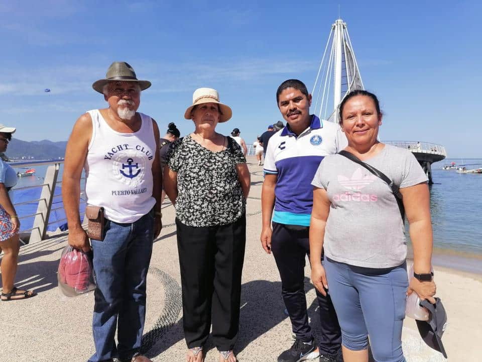 Turistas celebran su aniversario de bodas en Puerto Vallarta Turistas celebran su aniversario de bodas en Puerto Vallarta