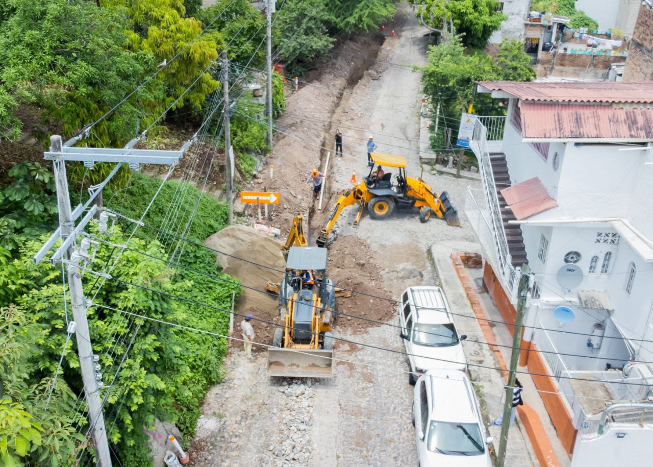 Rehabilita SEAPAL línea de agua potable en la colonia 5 de Diciembre Rehabilita SEAPAL línea de agua potable en la colonia 5 de Diciembre